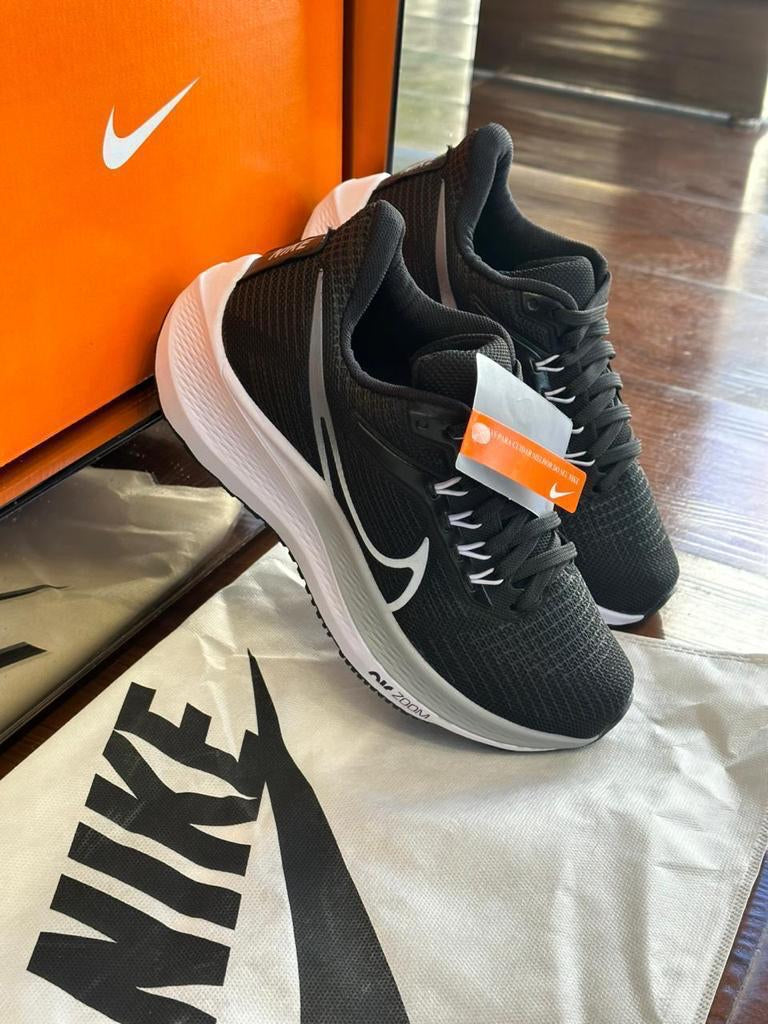 Air Zoom Preto Branco